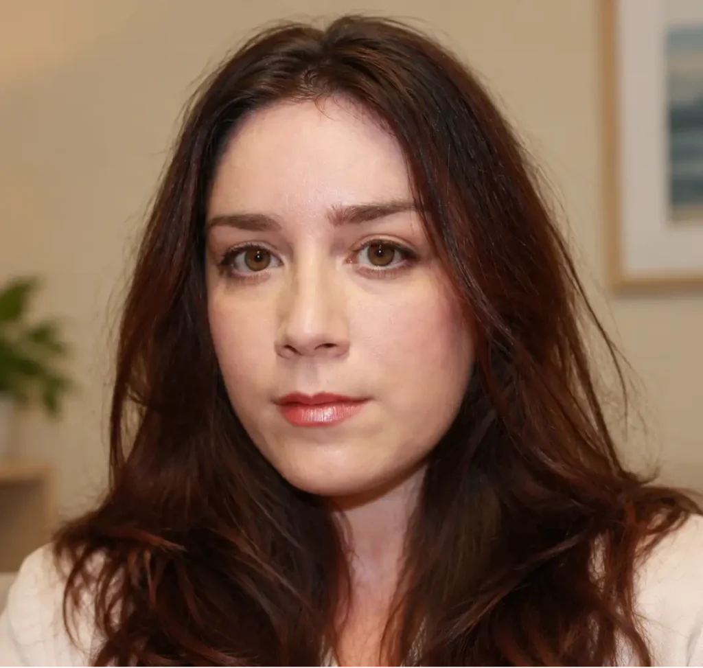 Foto della Dr.ssa Chiara Marchetti (psicologa) nel suo studio a Livorno